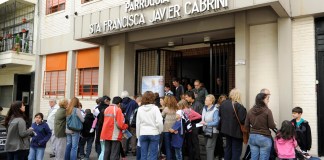 Fotografía de fieles saliendo de una misa en la parroquia San Francisco Javier en Flores, Buenos Aires (Argentina). Foto La Hora: EFE.