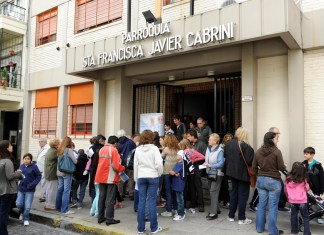 Fotografía de fieles saliendo de una misa en la parroquia San Francisco Javier en Flores, Buenos Aires (Argentina). Foto La Hora: EFE.