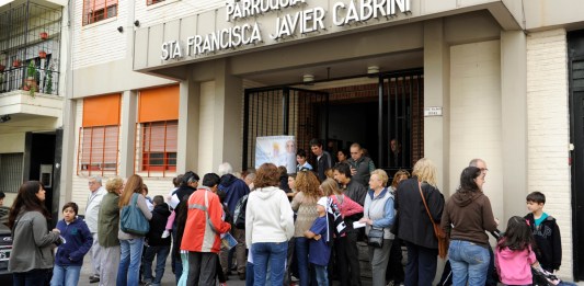 Fotografía de fieles saliendo de una misa en la parroquia San Francisco Javier en Flores, Buenos Aires (Argentina). Foto La Hora: EFE.