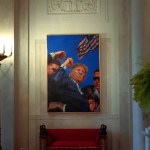 Captura de un vídeo divulgado por la Casa Blanca en su cuenta oficial en la red social X de un cuadro en el que aparece Trump con el puño en alto. Foto La Hora: EFE