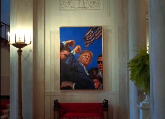 Captura de un vídeo divulgado por la Casa Blanca en su cuenta oficial en la red social X de un cuadro en el que aparece Trump con el puño en alto. Foto La Hora: EFE