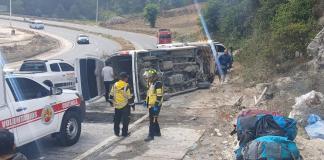 Un microbús que viajaba desde Chiapas, México, en dirección a la Antigua Guatemala, volcaría en inmediaciones de la ruta interamericana.