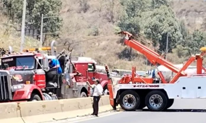 Luego de que un camión quedara encunetado, autoridades de tránsito reportan que el tráfico se ha detenido a causa de las maniobras realizadas por grúas.