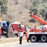 Luego de que un camión quedara encunetado, autoridades de tránsito reportan que el tráfico se ha detenido a causa de las maniobras realizadas por grúas.