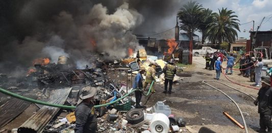 Incendio de gran magnitud consume chatarrera y ferretería de la Colonia El Milagro, zona 6 de Mixco