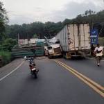 Debido a la colisión entre un camión y un cabezal, autoridades han reportado un bloqueo en el kilómetro 155 de la ruta CA-2 Occidente.