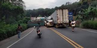 Debido a la colisión entre un camión y un cabezal, autoridades han reportado un bloqueo en el kilómetro 155 de la ruta CA-2 Occidente.