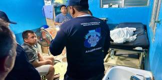 Los Bomberos Municipales Departamentales atienden a las personas que se trasladaban en lancha en Livingston, Izabal. Foto: Asociación de Bomberos Municipales Departamentales.