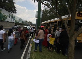 Personas realizaron una manifestación atípica durante este martes. Foto La Hora: José Orozco