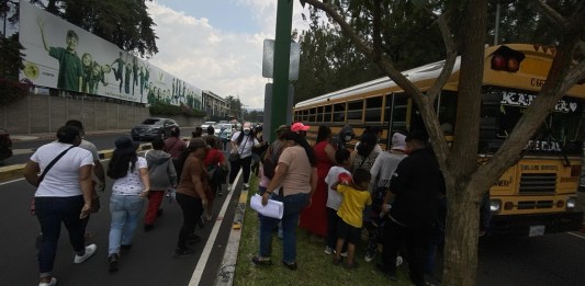 Personas realizaron una manifestación atípica durante este martes. Foto La Hora: José Orozco