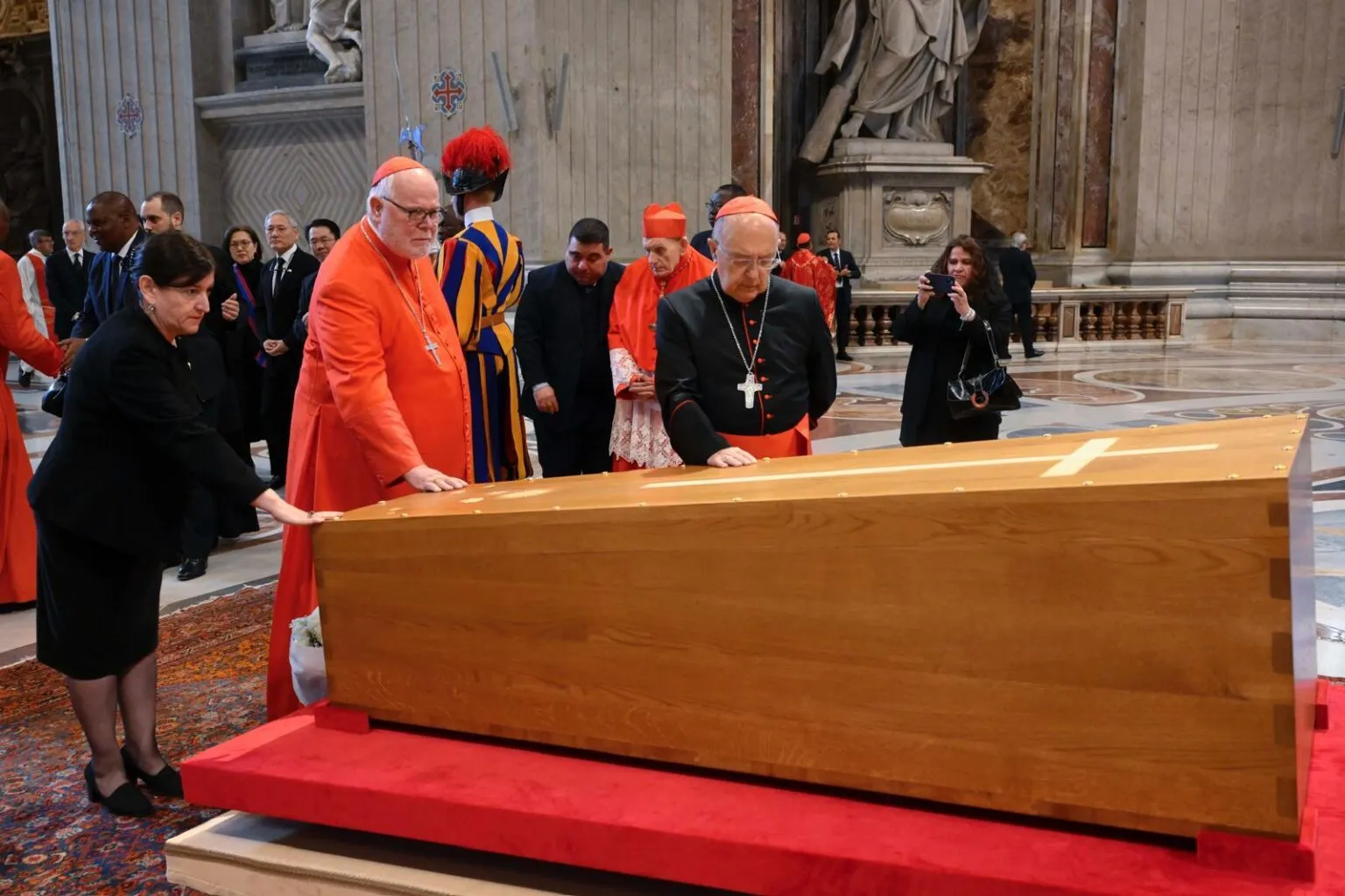 Delegación de Guatemala se unió al adiós mundial del Papa Francisco en el Vaticano