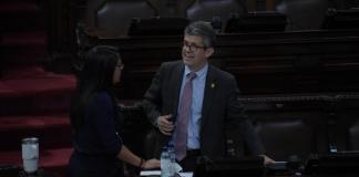 El ministro de Salud, Joaquín Barnoya, se prepara para responder en su interpelación. Foto: La Hora / José Orozco