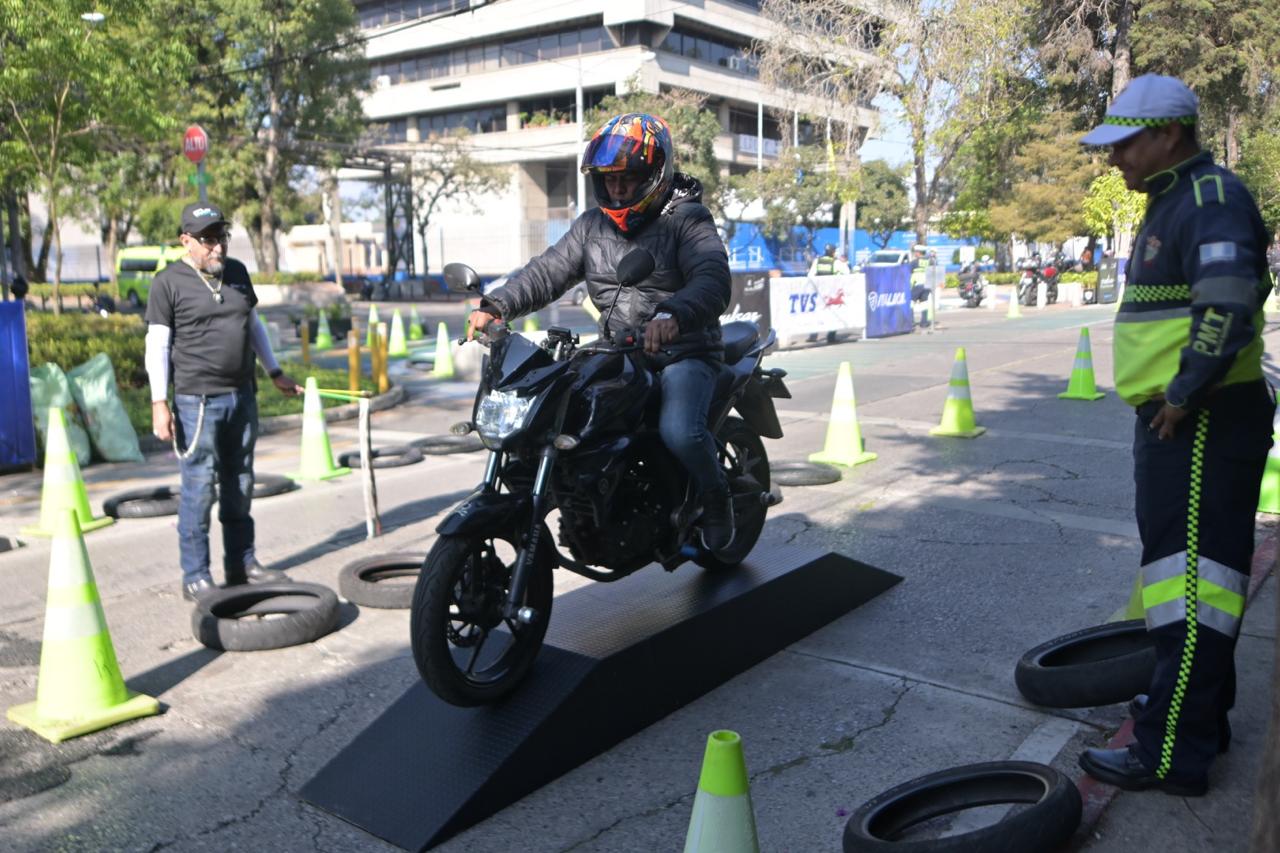 Motoristas se capacitan para mejorar su conducción y abrirse oportunidades de empleo