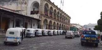 Manifestacioens por parte de mototaxistas que rodean el edifico municipal de Antigua Guatemala. Foto La Hora: Cortesía