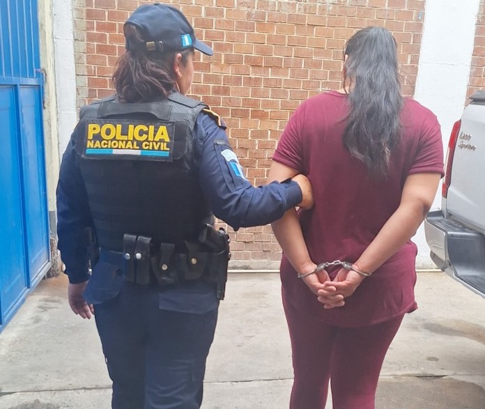 La Policía Nacional Civil (PNC) capturó a una mujer que presuntamente robó a su madre, junto con su pareja. Foto La Hora: PNC