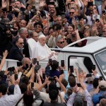 El papa Francisco recorre la plaza de San Pedro en su papamóvil tras ofrecer la bendición Urbi et Orbi ("a la ciudad y al mundo" en latín) luego de la misa de Pascua oficiada por el cardenal Angelo Comastri en la plaza de San Pedro del Vaticano, el domingo 20 de abril de 2025.(AP Foto/Gregorio Borgia)