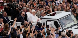 El papa Francisco recorre la plaza de San Pedro en su papamóvil tras ofrecer la bendición Urbi et Orbi ("a la ciudad y al mundo" en latín) luego de la misa de Pascua oficiada por el cardenal Angelo Comastri en la plaza de San Pedro del Vaticano, el domingo 20 de abril de 2025.(AP Foto/Gregorio Borgia)