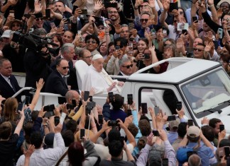 El papa Francisco recorre la plaza de San Pedro en su papamóvil tras ofrecer la bendición Urbi et Orbi ("a la ciudad y al mundo" en latín) luego de la misa de Pascua oficiada por el cardenal Angelo Comastri en la plaza de San Pedro del Vaticano, el domingo 20 de abril de 2025.(AP Foto/Gregorio Borgia)