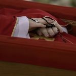 Entre guardias suizos e incienso puesto a faldas de su ataúd, el papa Francisco fue despedido con oraciones y un número reducido de personas en la capilla de Santa Marta