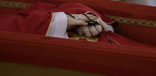 Entre guardias suizos e incienso puesto a faldas de su ataúd, el papa Francisco fue despedido con oraciones y un número reducido de personas en la capilla de Santa Marta