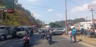 Transito complicado en ruta al Pacífico por accidente múltiple. Foto La Hora: PMT Villa Nueva