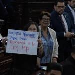 Diputadas oficialistas portaron un cártel para pedir conocer la reforma a la Ley del Ministerio Público (MP). Foto: La Hora / José Orozco