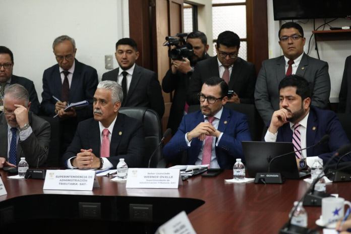 El jefe de la SAT, Werner Ovalle, estima que a finales de julio se tenga aprobado el reglamento de la Ley para la Integración del Sector Productivo Primario y Agropecuario. Foto: Congreso de la República