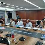 La directora interina del Departamento de Regulación y Control de Productos Farmacéuticos y Afines, Evelyn Meneses, responde de la "presa" para otorgar licencias. Foto: La Hora