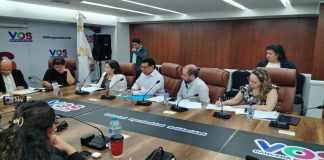 La directora interina del Departamento de Regulación y Control de Productos Farmacéuticos y Afines, Evelyn Meneses, responde de la "presa" para otorgar licencias. Foto: La Hora