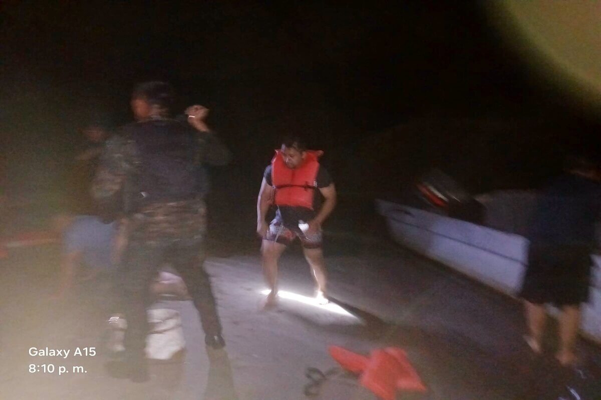 VIDEO: Ejército documenta el rescate de varias personas que viajaban en una lancha en Livingston