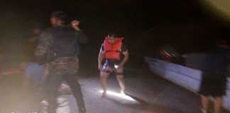 Soldados del Comando Naval del Caribe rescatan a personas que cayeron al agua por el hundimiento de la lancha. Foto: Ejército