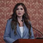 Foto de archivo de la secretaria de Seguridad Nacional de Estados Unidos, Kristi Noem, en una rueda de prensa en Bogotá (Colombia). EFE/ Carlos Ortega