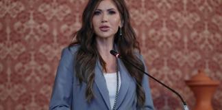 Foto de archivo de la secretaria de Seguridad Nacional de Estados Unidos, Kristi Noem, en una rueda de prensa en Bogotá (Colombia). EFE/ Carlos Ortega