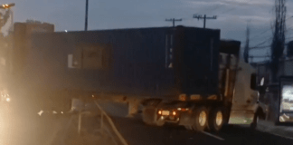 Tráiler se salta arriate en el km 15 ruta al pacifico armugentando que PMT de Villa Nueva no puede multarlo.
