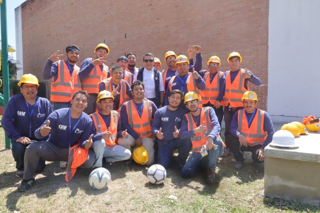 Ministro del CIV, junto a obreros del e la Escuela de Educación Especial en zona 1 celebrando el día del albañil. Foto La Hora: CIV