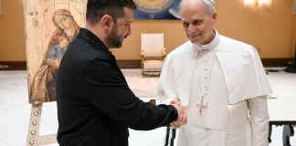 Una fotografía facilitada por el Servicio de Prensa Presidencial muestra al Papa León XIV estrechando la mano y conversando con el Presidente de Ucrania, Volodímir Zelenski, tras la Santa Misa de inicio de su pontificado en la Basílica de San Pedro de la Ciudad del Vaticano, el 18 de mayo de 2025. EFE/EPA/SERVICIO DE PRENSA PRESIDENCIAL