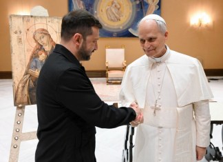 Una fotografía facilitada por el Servicio de Prensa Presidencial muestra al Papa León XIV estrechando la mano y conversando con el Presidente de Ucrania, Volodímir Zelenski, tras la Santa Misa de inicio de su pontificado en la Basílica de San Pedro de la Ciudad del Vaticano, el 18 de mayo de 2025. EFE/EPA/SERVICIO DE PRENSA PRESIDENCIAL