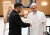 Una fotografía facilitada por el Servicio de Prensa Presidencial muestra al Papa León XIV estrechando la mano y conversando con el Presidente de Ucrania, Volodímir Zelenski, tras la Santa Misa de inicio de su pontificado en la Basílica de San Pedro de la Ciudad del Vaticano, el 18 de mayo de 2025. EFE/EPA/SERVICIO DE PRENSA PRESIDENCIAL