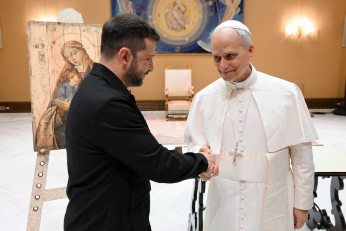 Ukraine's President Volodymyr Zelenskiy visits Vatican City Una fotografía facilitada por el Servicio de Prensa Presidencial muestra al Papa León XIV estrechando la mano y conversando con el Presidente de Ucrania, Volodímir Zelenski, tras la Santa Misa de inicio de su pontificado en la Basílica de San Pedro de la Ciudad del Vaticano, el 18 de mayo de 2025. EFE/EPA/SERVICIO DE PRENSA PRESIDENCIAL