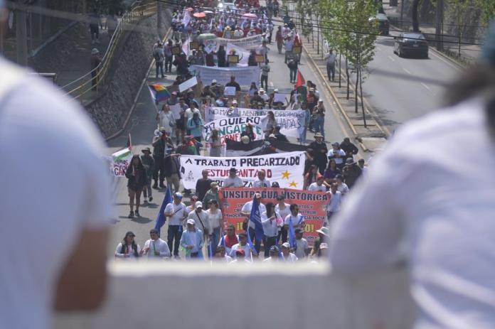 Desde tempranas horas, varias organizaciones iniciaron el recorrido de la zona 5 para conmemorar el Día Internacional del Trabajo. Foto La Hora: Fabricio Alonzo.