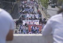 Desde tempranas horas, varias organizaciones iniciaron el recorrido de la zona 5 para conmemorar el Día Internacional del Trabajo. Foto La Hora: Fabricio Alonzo.