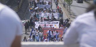 Desde tempranas horas, varias organizaciones iniciaron el recorrido de la zona 5 para conmemorar el Día Internacional del Trabajo. Foto La Hora: Fabricio Alonzo.