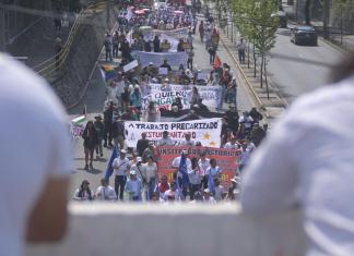Desde tempranas horas, varias organizaciones iniciaron el recorrido de la zona 5 para conmemorar el Día Internacional del Trabajo. Foto La Hora: Fabricio Alonzo.