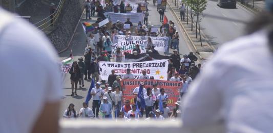Desde tempranas horas, varias organizaciones iniciaron el recorrido de la zona 5 para conmemorar el Día Internacional del Trabajo. Foto La Hora: Fabricio Alonzo.