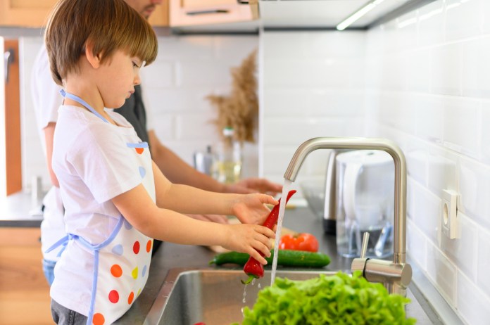 2148517670 MSPAS alerta sobre enfermedades por alimentos en escuelas | Recomienda a padres y maestros mejorar la higiene al preparar loncheras para prevenir infecciones como salmonella o hepatitis A en niños.
