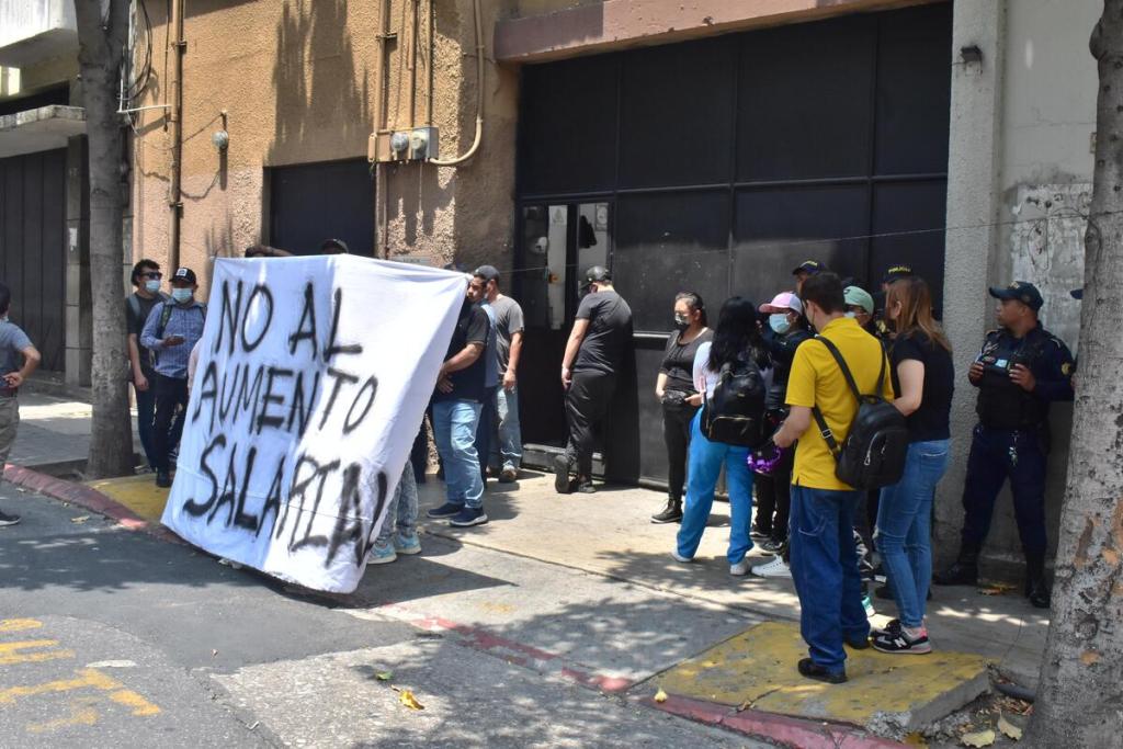 Ante la llegada de la sesión plenaria del Congreso de la República, diversos grupos de manifestantes se han hecho presentes frente al recinto bloqueado e intimidando a las personas en el lugar. Foto La Hora: Daniel Ramírez