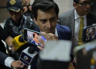 Jorge Santos Neill saliendo de la audiencia intermedia en el caso semilla transmitida por el MP.
