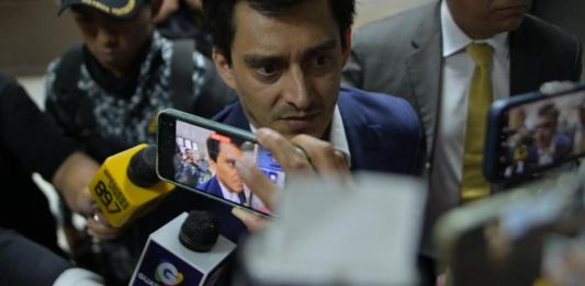 Jorge Santos Neill saliendo de la audiencia intermedia en el caso semilla transmitida por el MP.