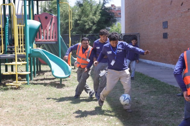 Ministro del CIV, junto a obreros del e la Escuela de Educación Especial en zona 1 celebrando el día del albañil. Foto La Hora: CIV