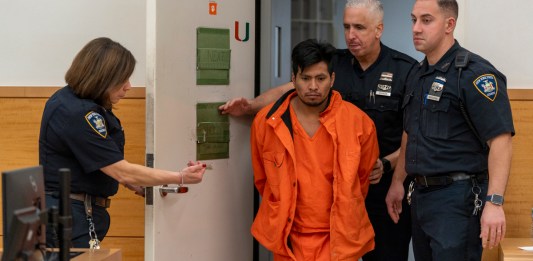 Avanza proceso contra guatemalteco acusado de quemar a mujer en el metro de Nueva York
